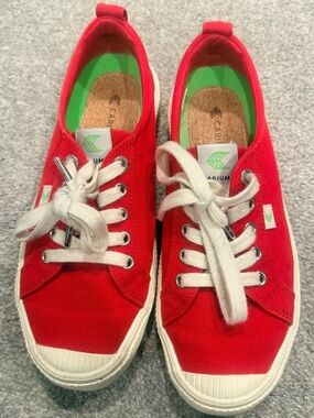 Cariuma Bright Red Canvas Low-Top Sneakers with White Laces